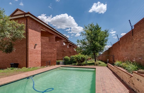 Greater Johannesburg Metropolitan Area Apartment | Jozistay Savannah Apartments