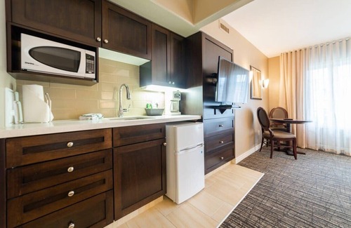 Oro-Medonte Apartment | Jr Club Suite: Kitchenette, Pool, HotTub, Gym, BBQ