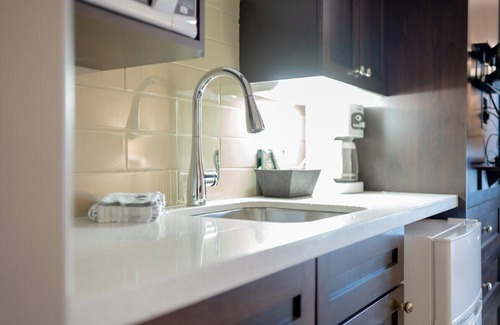 Oro-Medonte Apartment | Jr Club Suite: Kitchenette, Pool, HotTub, Gym, BBQ