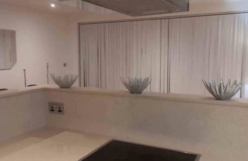 Peninsula Apartment | Juanita Place- Stunning 3bed in Greenwich