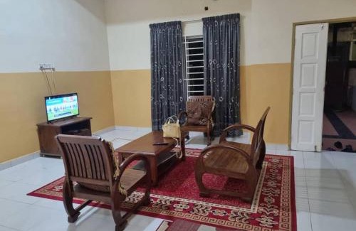 Kampung Telaga Batin House | Julina Homestay