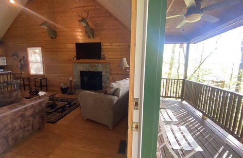 Young Harris Cabin | June Specials, Clean! Hot Tub, Master On Main, 3 Baths!