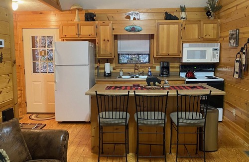 Young Harris Cabin | June Specials, Clean! Hot Tub, Master On Main, 3 Baths!