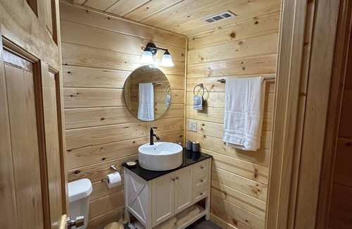 Young Harris Cabin | June Specials, Clean! Hot Tub, Master On Main, 3 Baths!