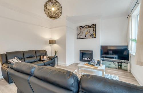 Plymouth House | JUNGLE HOT TUB, games room, near eateries, micro brewery, pubs, beauty salons and boutique shops, Argyle, free Netflix, in the heart of Plymouth - Dogs welcome - Hosted by Absolute Accommodation Plymouth