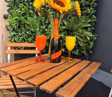 Plymouth House | JUNGLE HOT TUB, games room, near eateries, micro brewery, pubs, beauty salons and boutique shops, Argyle, free Netflix, in the heart of Plymouth - Dogs welcome - Hosted by Absolute Accommodation Plymouth