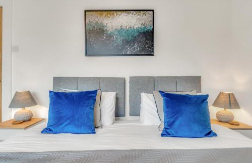 Plymouth House | JUNGLE HOT TUB, games room, near eateries, micro brewery, pubs, beauty salons and boutique shops, Argyle, free Netflix, in the heart of Plymouth - Dogs welcome - Hosted by Absolute Accommodation Plymouth
