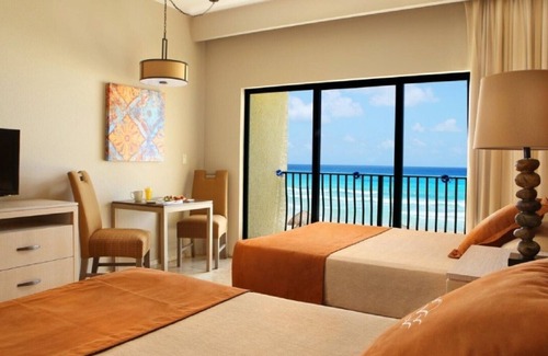 Zona Hotelera Resort | Junior Suite Beachfront at The Royal Sands