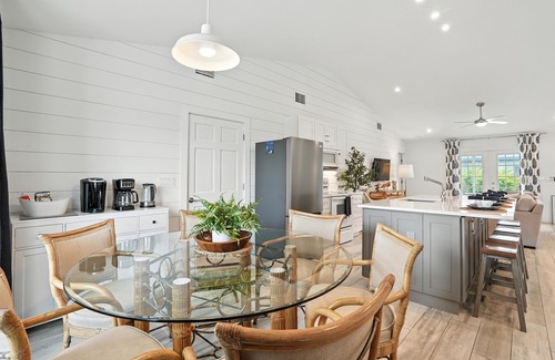 Naples Park House | Juniper Presents: Blue Haven – Snowbird Escape 2 Mins to Vanderbilt Naples Beach