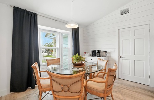 Naples Park House | Juniper Presents: Blue Haven – Snowbird Escape 2 Mins to Vanderbilt Naples Beach