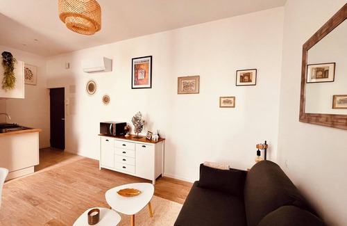 Nimes City Centre Apartment | Just 2 minutes from the Arena! Studio with A/C/Wifi