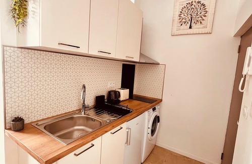 Nimes City Centre Apartment | Just 2 minutes from the Arena! Studio with A/C/Wifi