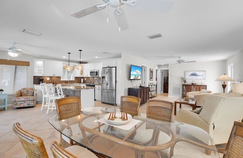Marathon House | Just Beachy: 2/2 private pool + dock, short walk to Sombrero Beach