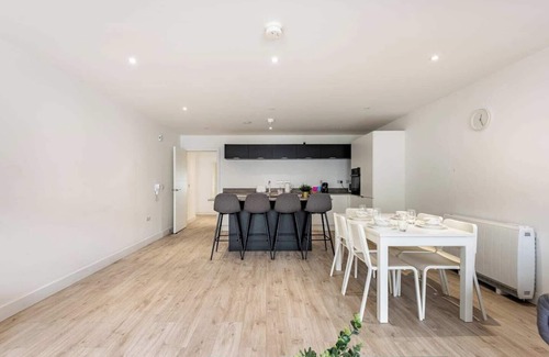 Portrush Apartment | Just 2 mins from both East & West Strand beaches, this 2BR Portrush apartment is perfect for families! Sleeps 5, walk to shops & cafes, sea-view rooftop terrace, smart lock check-in, and fully stocked for comfort. North Coast fun starts here!