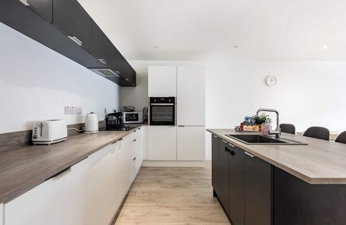 Portrush Apartment | Just 2 mins from both East & West Strand beaches, this 2BR Portrush apartment is perfect for families! Sleeps 5, walk to shops & cafes, sea-view rooftop terrace, smart lock check-in, and fully stocked for comfort. North Coast fun starts here!