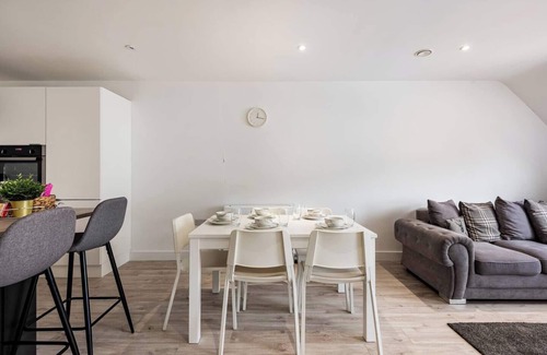 Portrush Apartment | Just 2 mins from both East & West Strand beaches, this 2BR Portrush apartment is perfect for families! Sleeps 5, walk to shops & cafes, sea-view rooftop terrace, smart lock check-in, and fully stocked for comfort. North Coast fun starts here!
