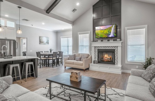 Norman House | Just Like Home: Norman. . .It's Game Time. . .minutes from Campus. . Brand NEW!