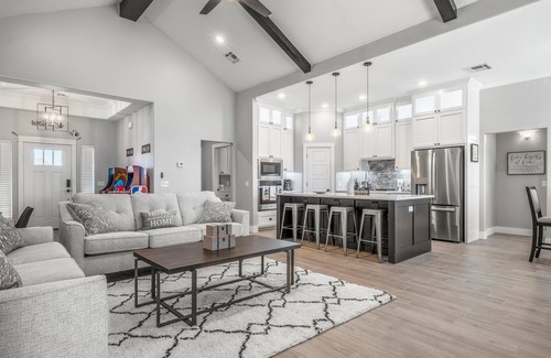 Norman House | Just Like Home: Norman. . .It's Game Time. . .minutes from Campus. . Brand NEW!