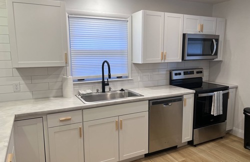 Benson House | Just minutes from airport and downtown! Perfect for CWS or zoo visits.