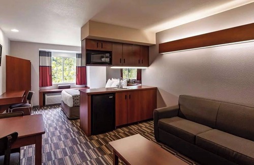 Morgantown Hotel | Just Minutes to Downtown: Relaxing Queen Suite Ideal for Couple Stay