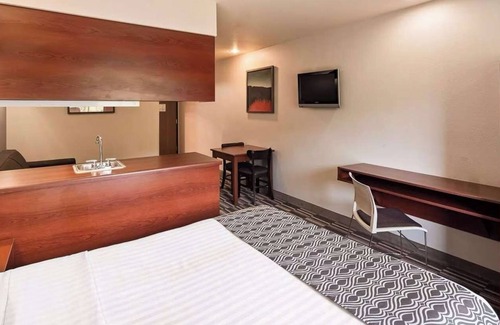 Morgantown Hotel | Just Minutes to Downtown: Relaxing Queen Suite Ideal for Couple Stay