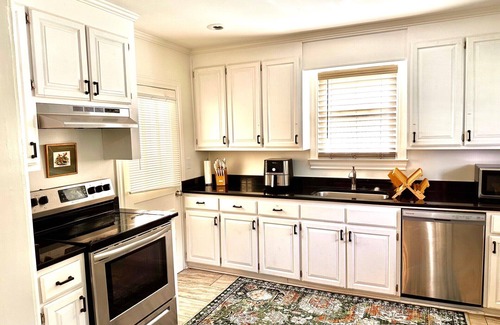 Greer House | Just updated! Downtown Greer house. Walk to downtown shops. Fenced in backyard