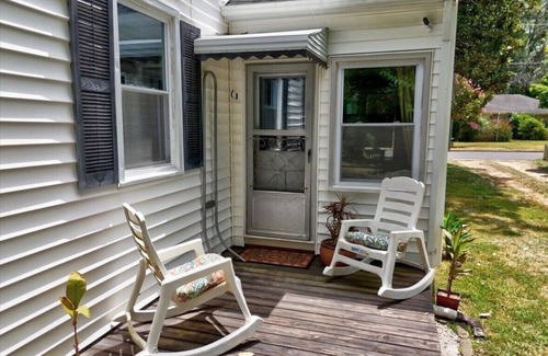Greer House | Just updated! Downtown Greer house. Walk to downtown shops. Fenced in backyard