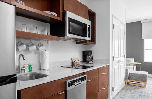 Clearwater Hotel | Just What You Were Looking For! 2 Comfortable Units, Free Breakfast, Pool