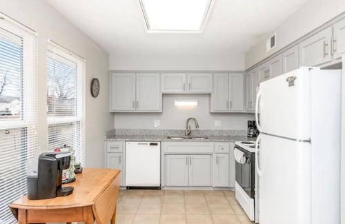 Lenexa House | K K Q Beds~3 Bdrm 2.5 Baths~Walking Trails~Park