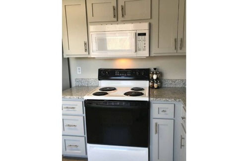 Lenexa House | K K Q Beds~3 Bdrm 2.5 Baths~Walking Trails~Park