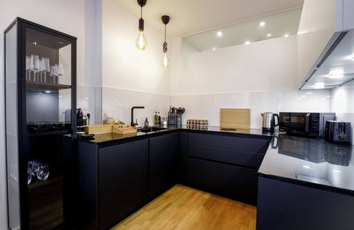 Mitte Apartment | K&M: High End Luxus Zentral Mit Arbeitsplatz