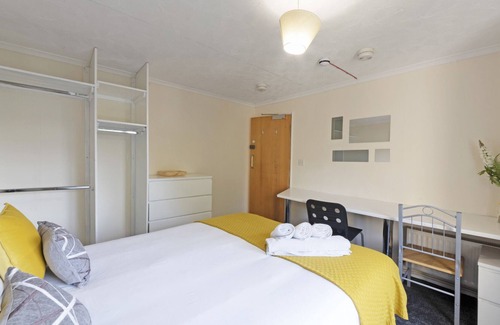 Hatfield Apartment | K Suites - Cozy 4 bed Flat w/ free parking