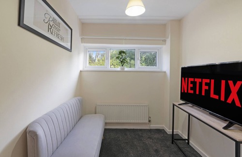 Hatfield Apartment | K Suites - Cozy 4 bed Flat w/ free parking