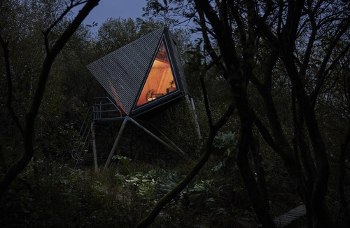 Tintagel Cabin | K4 Kudhva Treehouse Cabin with sea view