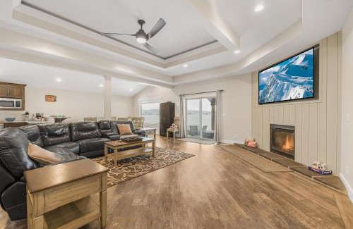 Island Park House | KABINO: A/C Hot Tub Pool Table 3 aces Trailer Parking Boat Launch