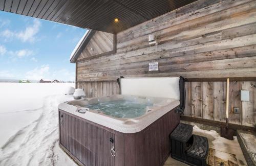 Island Park House | KABINO: A/C Hot Tub Pool Table 3 aces Trailer Parking Boat Launch