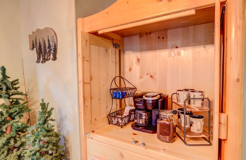 Island Park Cabin | KABINO: FirePit Grill SmartTV WiFi Washer Dryer