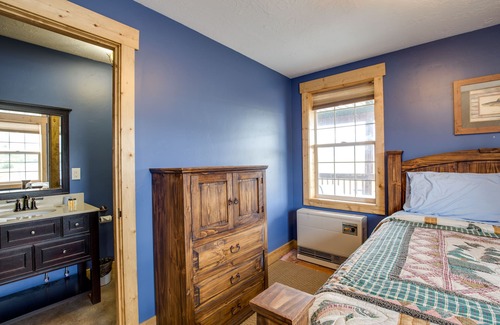Swan Valley House | Kabino: Snake River Roadhouse #2 A/C WiFi Bar Below Pool Table Shuffleboard Yummy Food