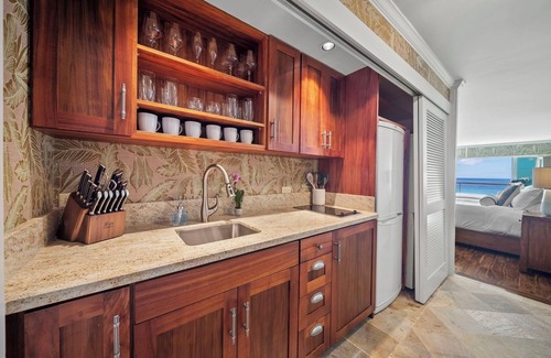 Diamond Head - Kapahulu - St. Louis Condo | Kaimana Breeze by Gather: Luxe Oceanfront Condo w/Beach & Fireworks Views