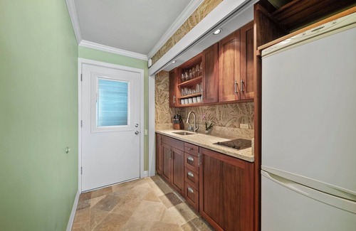 Diamond Head - Kapahulu - St. Louis Condo | Kaimana Breeze by Gather: Luxe Oceanfront Condo w/Beach & Fireworks Views