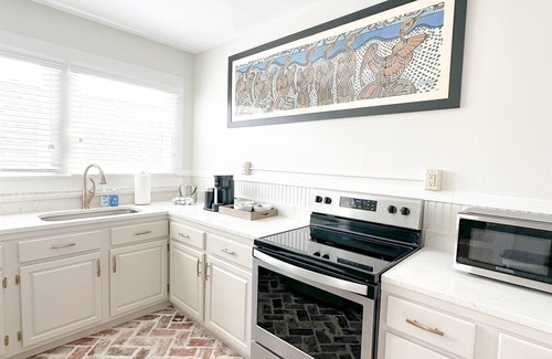 Laurel Apartment | Kalmia Suite C - Centrally Located Downtown