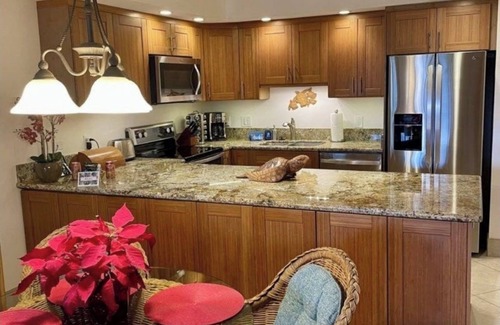 Kihei Condo | Kamaole Sands - Deep Lanai with Inner Courtyard and Ocean Views!