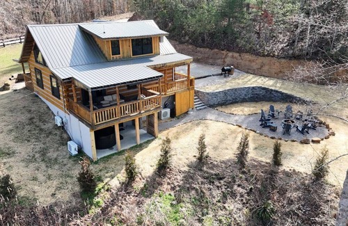 Rogers Apartment | Karaoke, Hot Tub, 1G WiFi - The Rock House - LUX