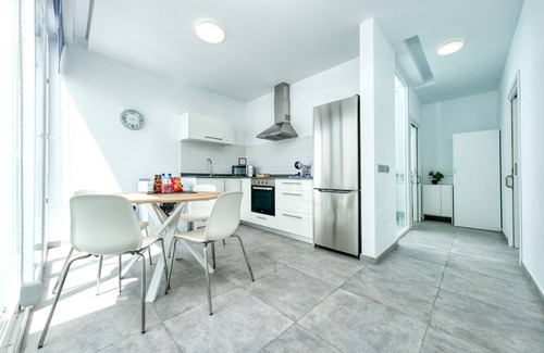 Caleta de Famara Ski Chalet | Karma Famara 1 -25m from the beach, fast wifi and roof top terrace
