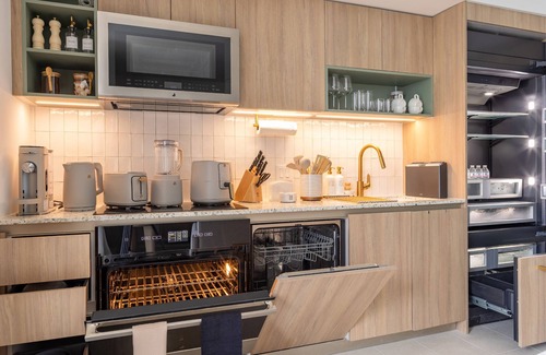 Downtown Miami Apartment | Kaseya Center 2 bdr Apt with Pool & Gym