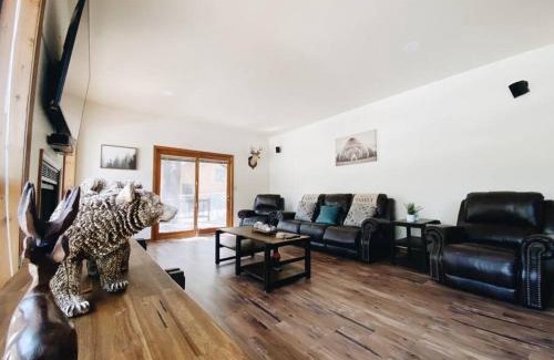 Flagstaff House | Kathys Cabin, King Bed, Hot Tub, Near-NAU & Downtown attractions, Perfect Year-Round Mountain Getaway