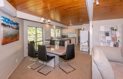 Kawaha Point House | Kawaha Pt Gem | Great Location with Lake Views