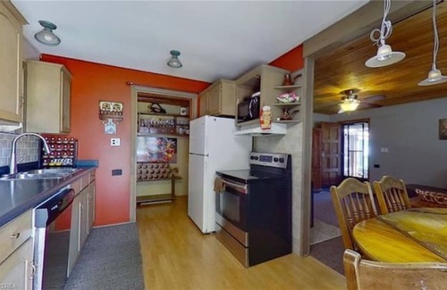 Carden Cottage | Kawartha Cottage on The Lake - With HotTub!