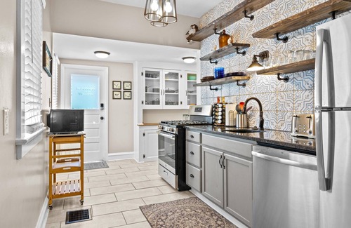 West Plaza House | KC Nest - Mins from Plaza + Streetcar + Parking!