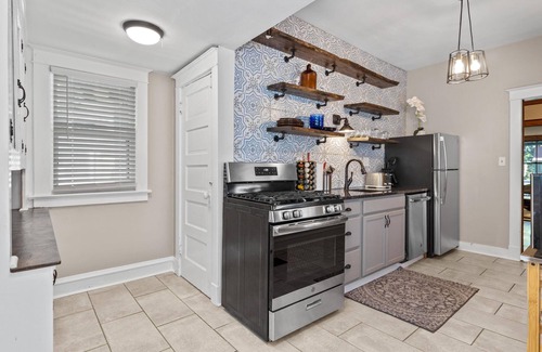 West Plaza House | KC Nest - Mins from Plaza + Streetcar + Parking!